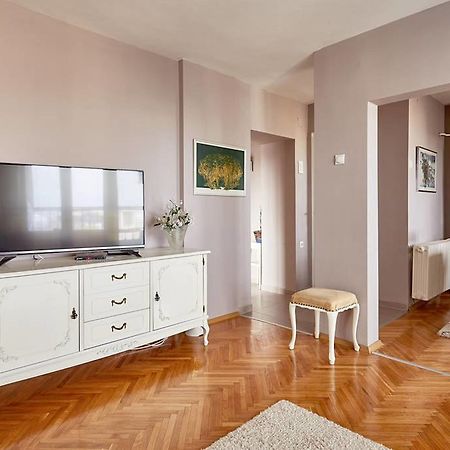 Spacious Modern Apartment In Peaceful Neighborhood スコピエ エクステリア 写真